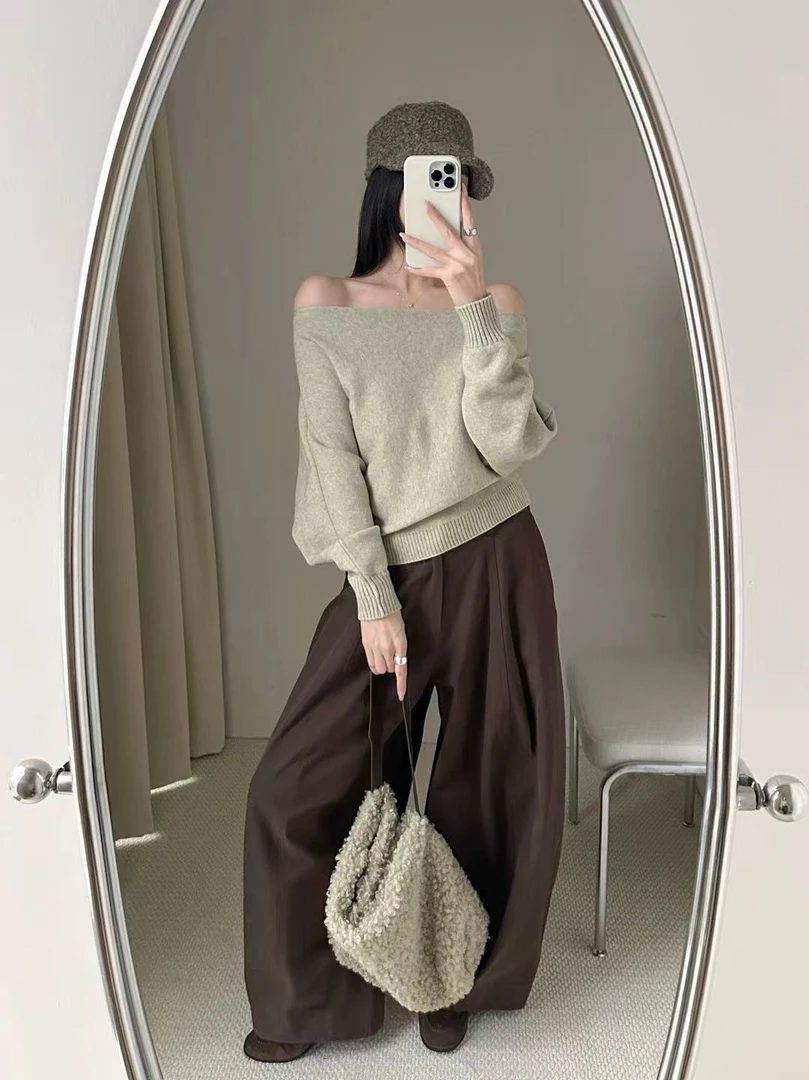 慵懒风一字肩蝙蝠袖毛衣女秋季设计感斜肩针织衫宽松露肩上衣