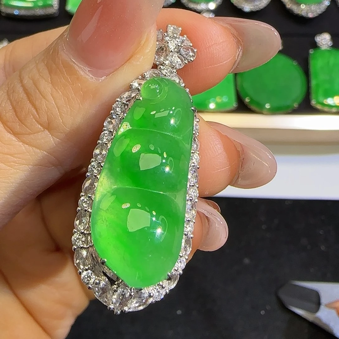 翡翠颈饰18K金镶嵌。