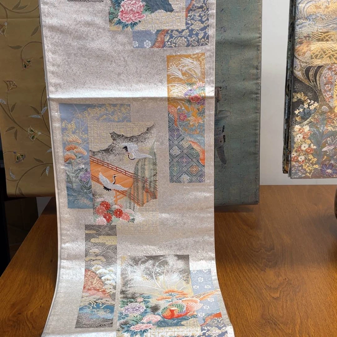 织绣与**极色纸孔雀花卉