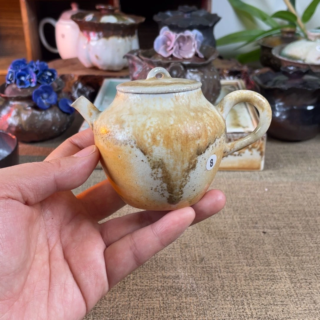 8中白壶。  柴烧。