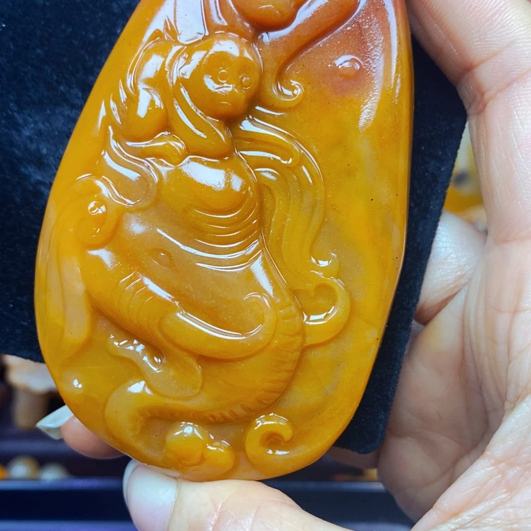 未镶嵌石英质玉（黄龙玉）颈饰