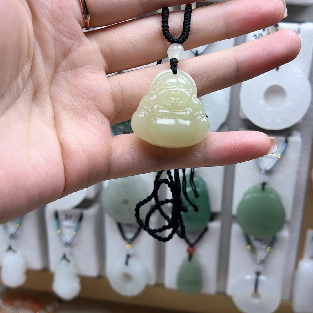 颈饰未镶嵌石英质玉