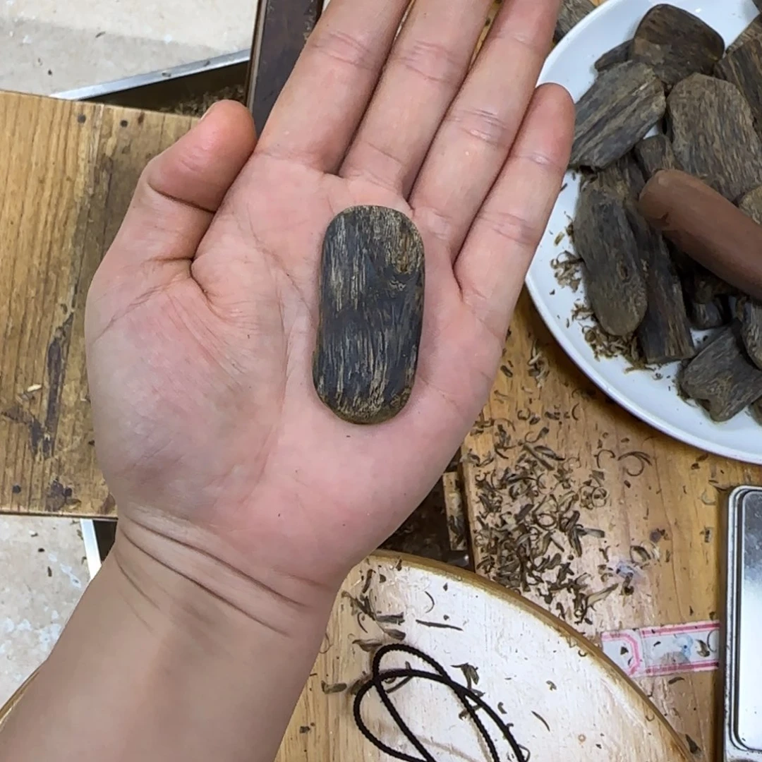 猪****吊坠沉香奇楠沉香虫漏孔料随形吊坠