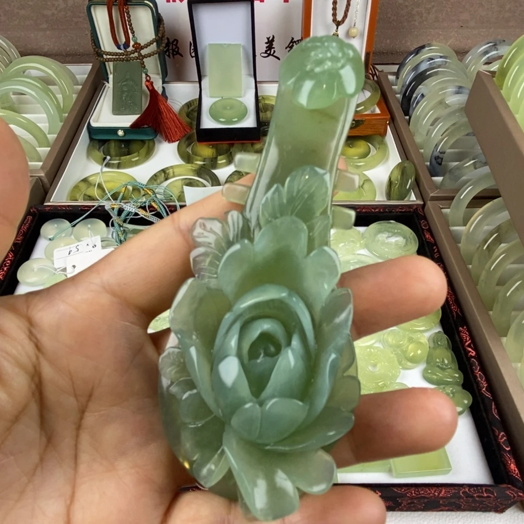 蛇纹石玉未镶嵌花开富贵手把件