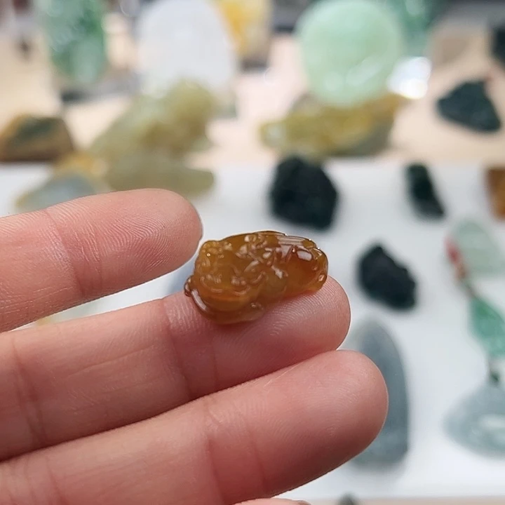 翡翠未镶嵌颈饰貔貅