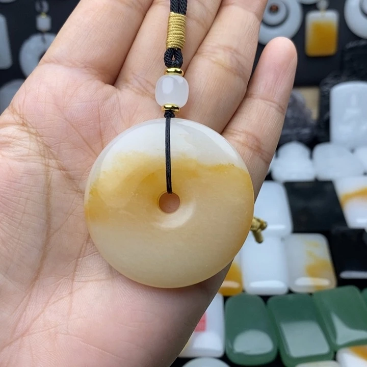 L****石英质玉未镶嵌颈饰