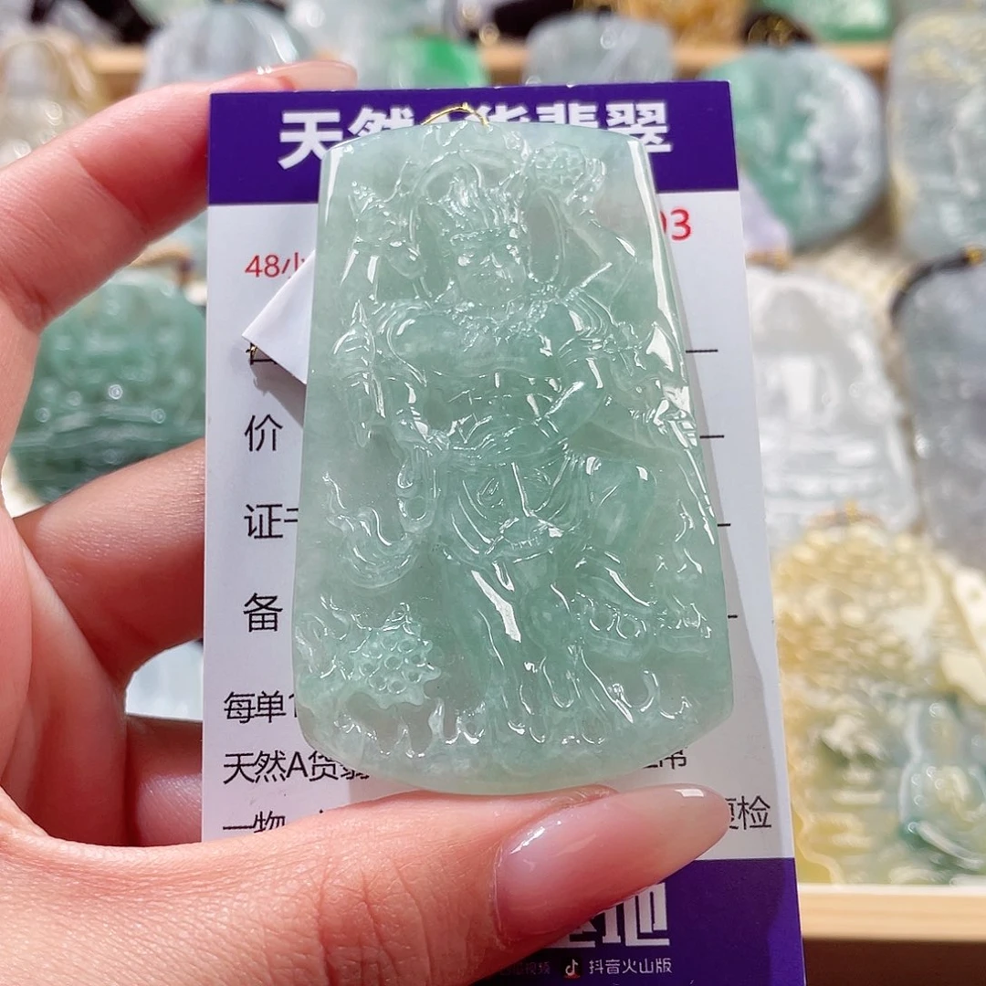 翡翠未镶嵌颈饰不动