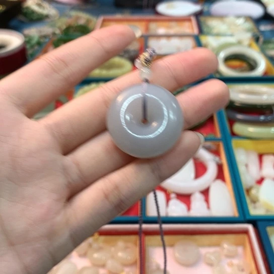 和田玉未镶嵌颈饰香芋紫平安扣