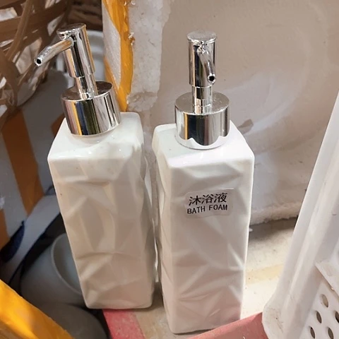 微瑕，不能明火，2个沐浴瓶