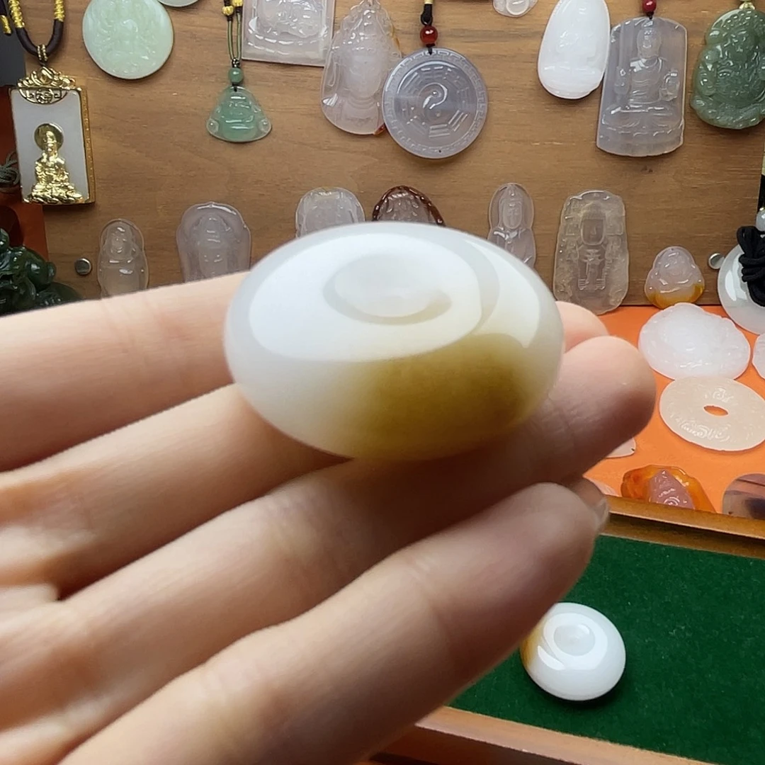 颈饰未镶嵌石英质玉