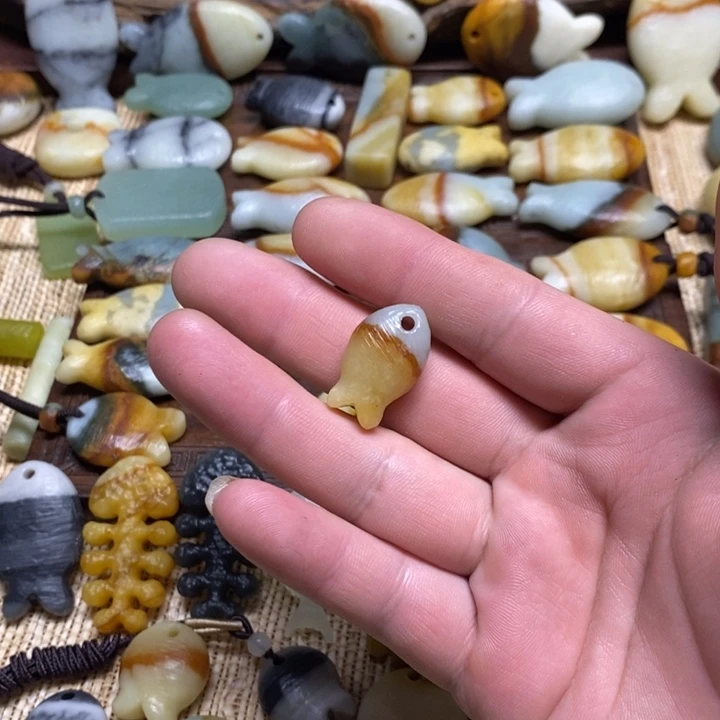 小***飘蛇纹石玉未镶嵌颈饰