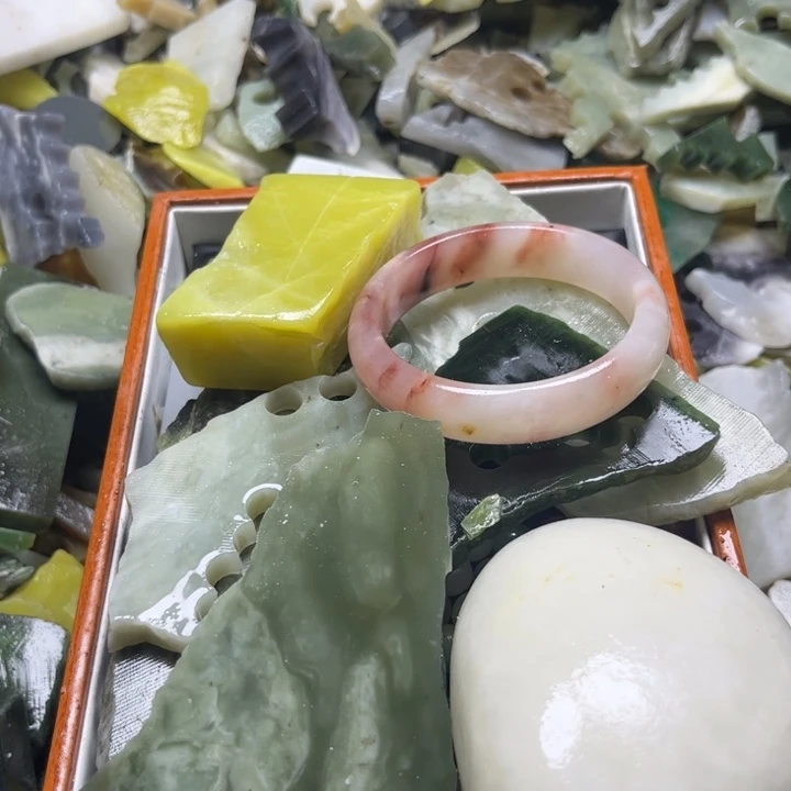 和田玉未镶嵌颈饰盼*
