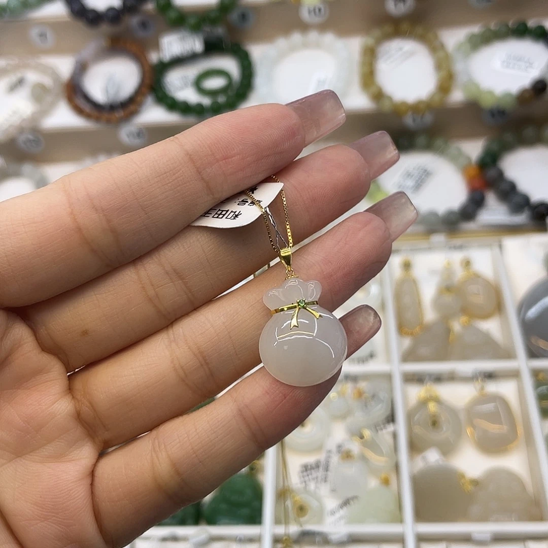 和田玉18K金镶嵌吊坠(赠链)