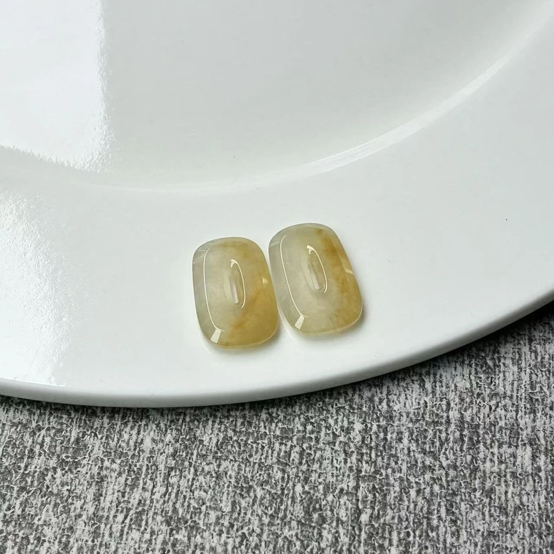 天然a货缅甸翡翠自然光尺寸17.4/10.6/2.8*2,冰黄翡方扣一对耳饰