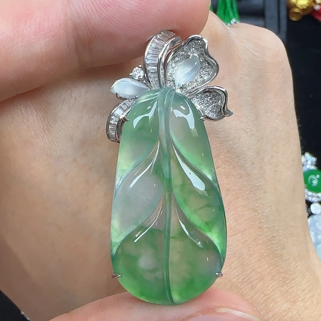 颈饰18K金镶嵌翡翠天然翡翠