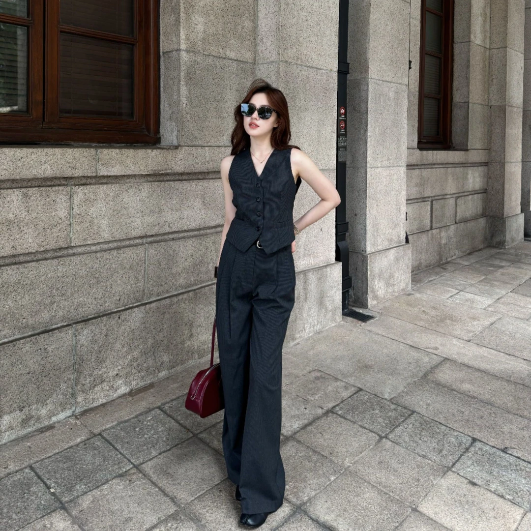 UTWU小敏「英伦日志」复古设计感条纹V领单排扣无袖马甲UTAM1005