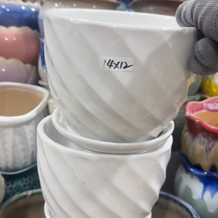 凑9块包邮，有孔，陶瓷花盆