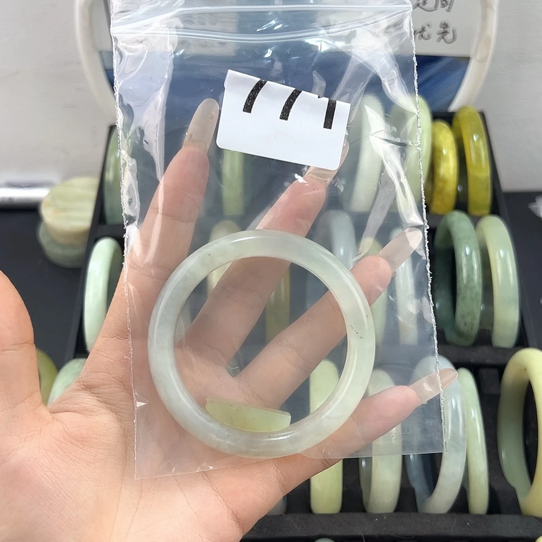 姜***小未镶嵌蛇纹石玉颈饰