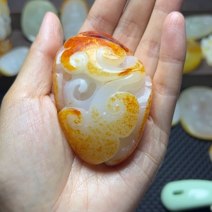 两***袄和田玉未镶嵌颈饰