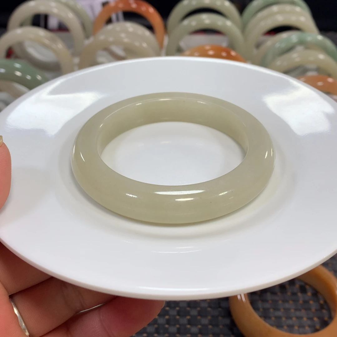 怦****石英质玉（佘太翠）未镶嵌手镯58豆青