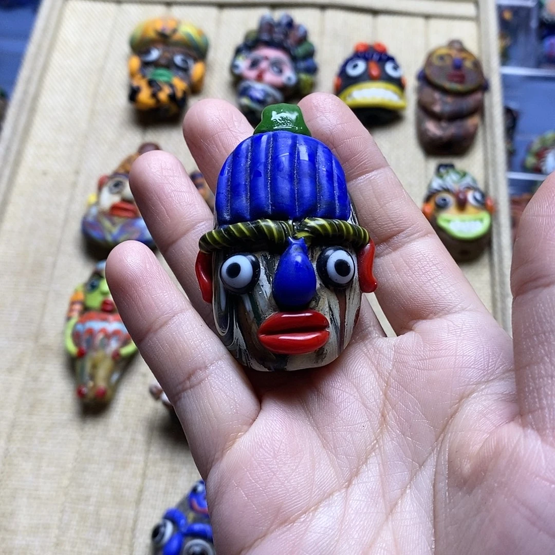 琉璃颈饰大红唇娃娃