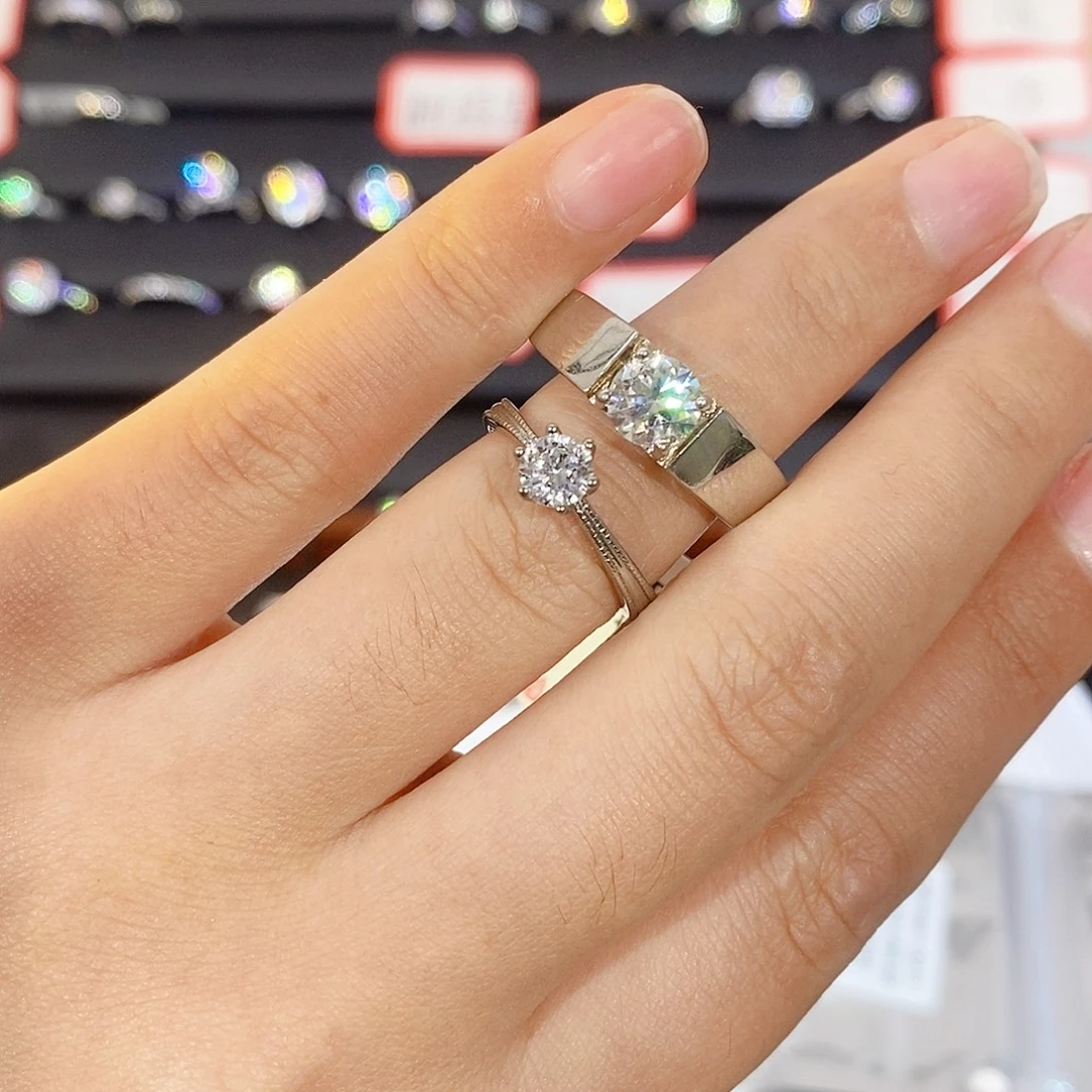 925银合成碳硅石丝带六爪1ct16光臂男戒1ct22