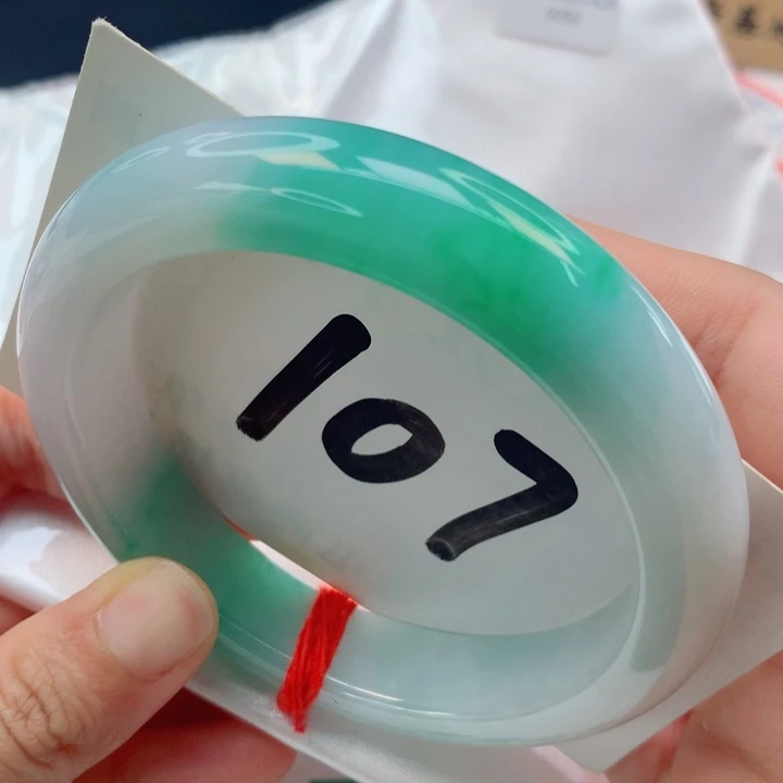 翡翠手镯未镶嵌白底青