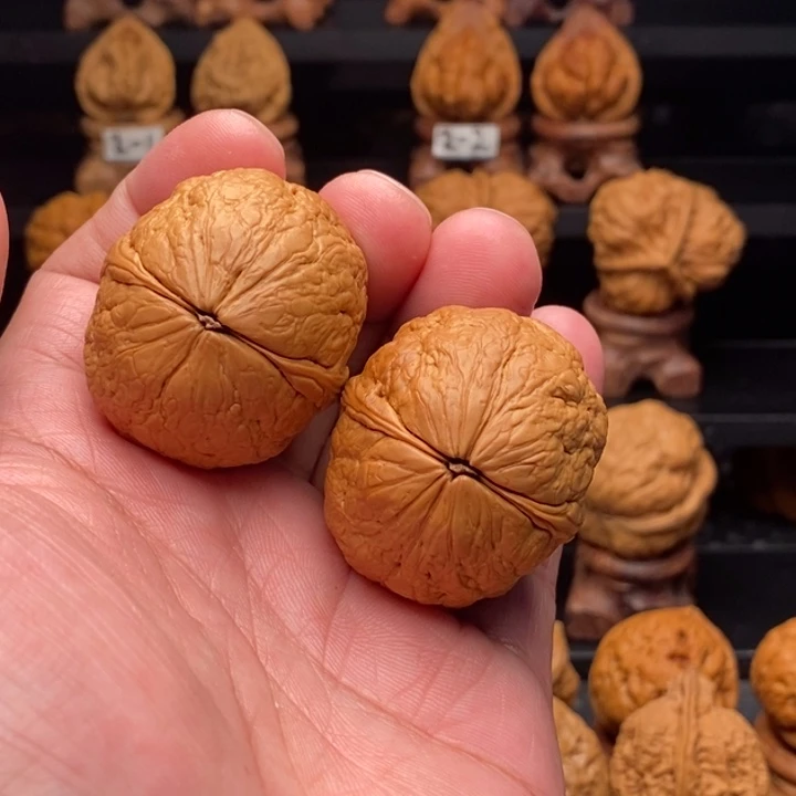 扎***大文玩核桃把件………………………………