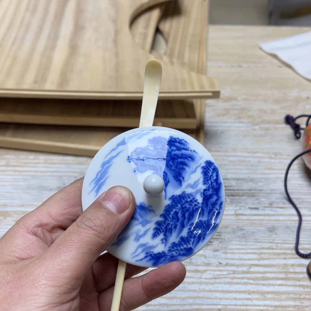 瓷片天**语密密麻麻地排列着一个