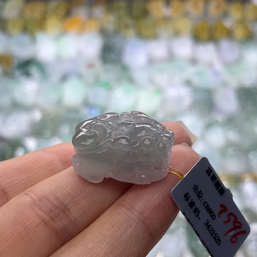 翡翠未镶嵌颈饰貔貅