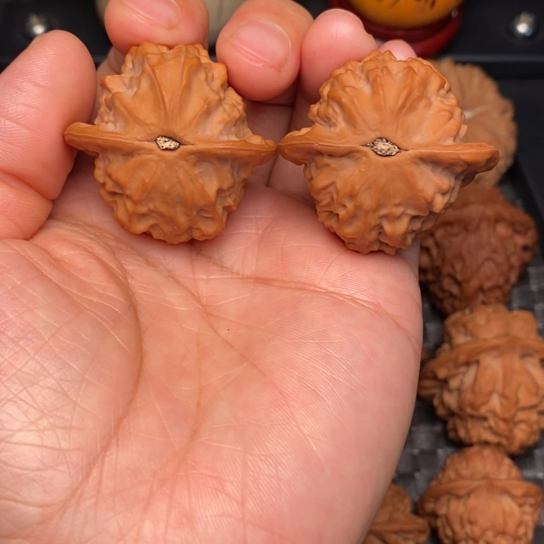 文玩核桃吊坠瓷娃娃