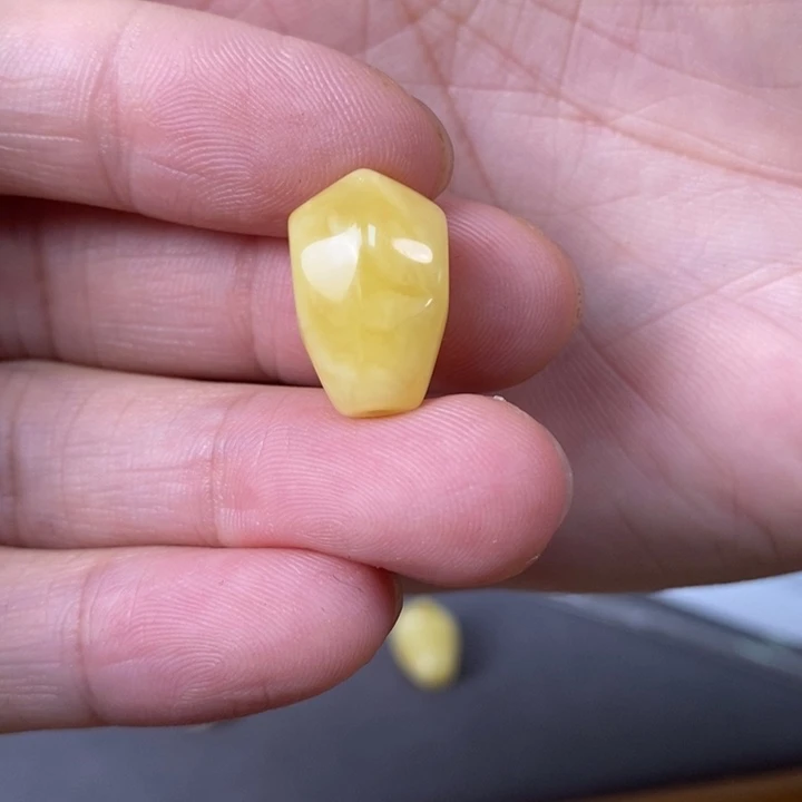 未镶嵌琥珀裸石大**已三通
