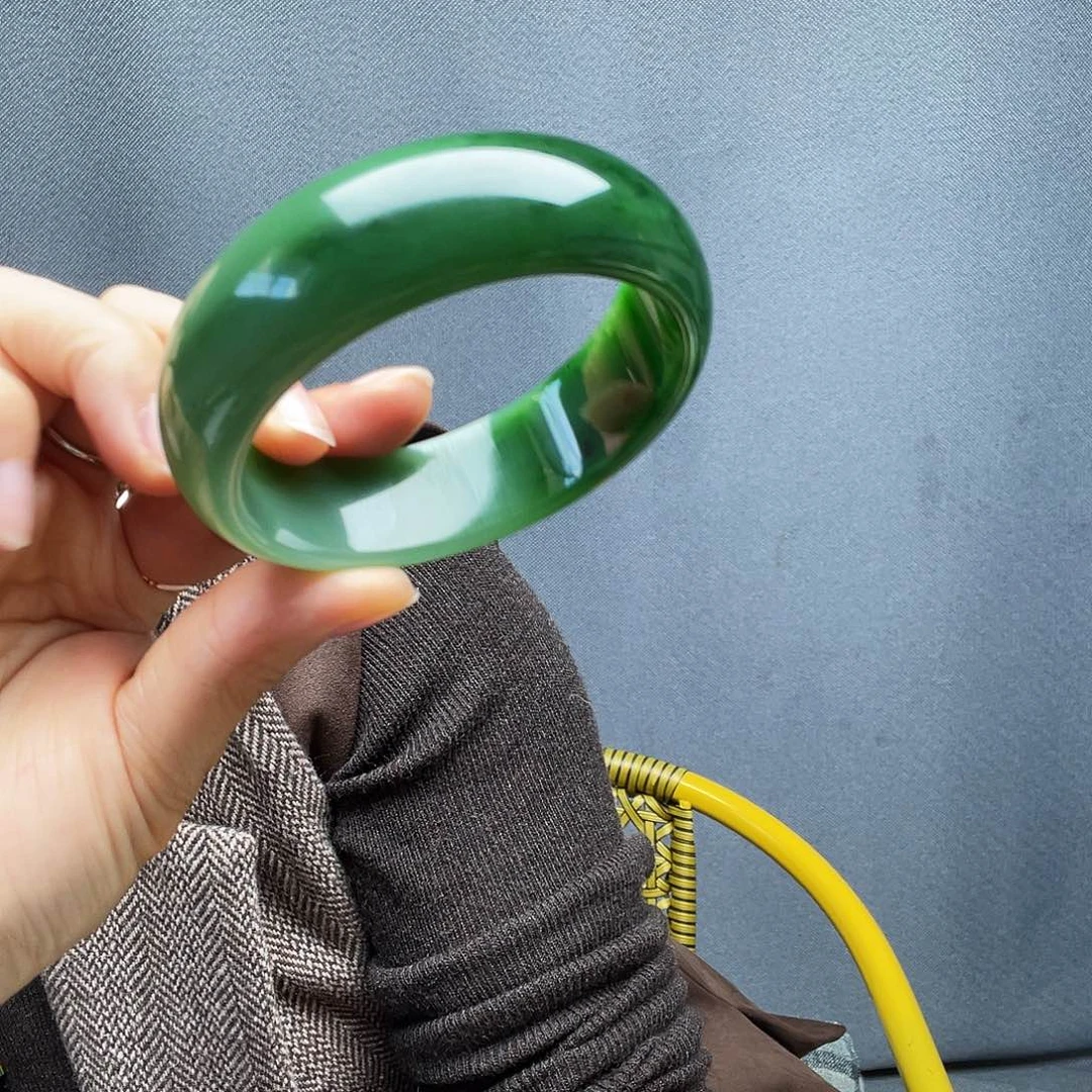 B***i和田玉未镶嵌手镯