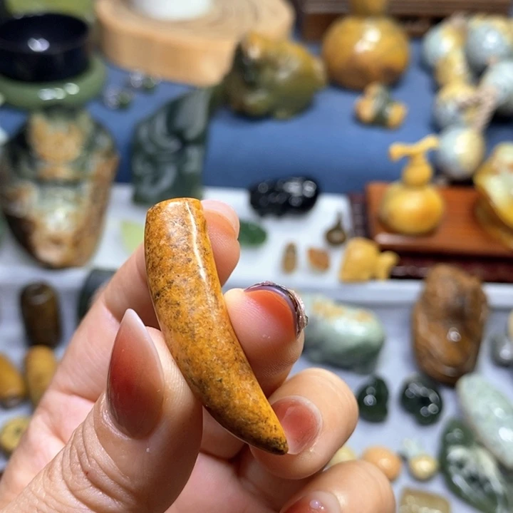 未镶嵌岫岩河磨玉（透闪石质玉）挂件
