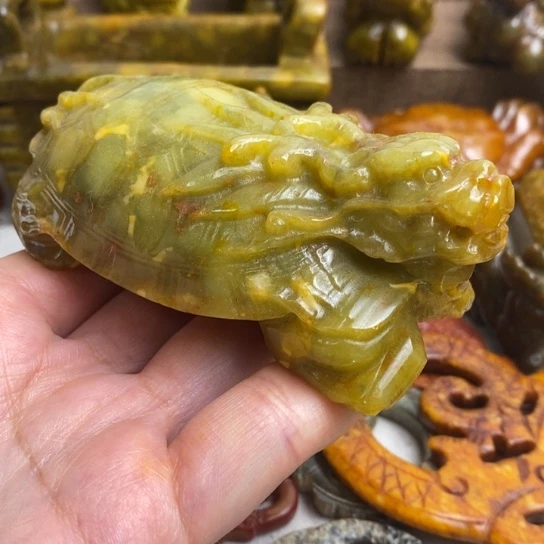 蛇纹石玉足铂镶嵌颈饰