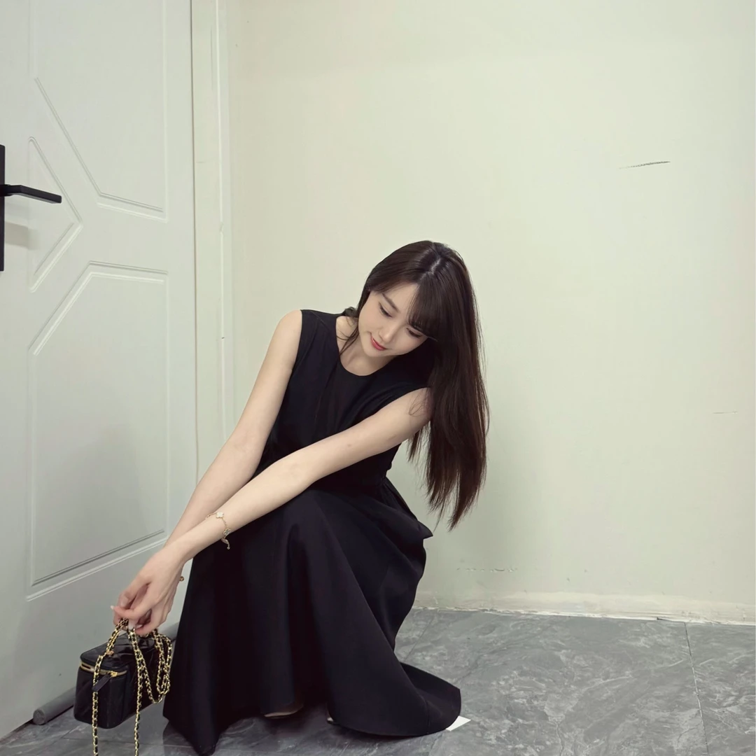 赫本轻奢显瘦无袖连衣裙女2025夏季新款背心裙流行的爆款裙子9020