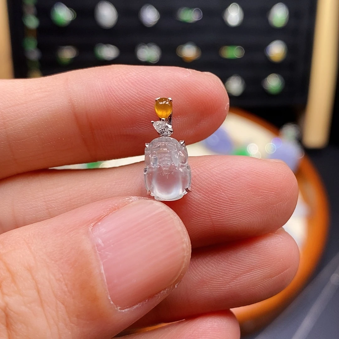 翡翠18K金镶嵌颈饰貔貅