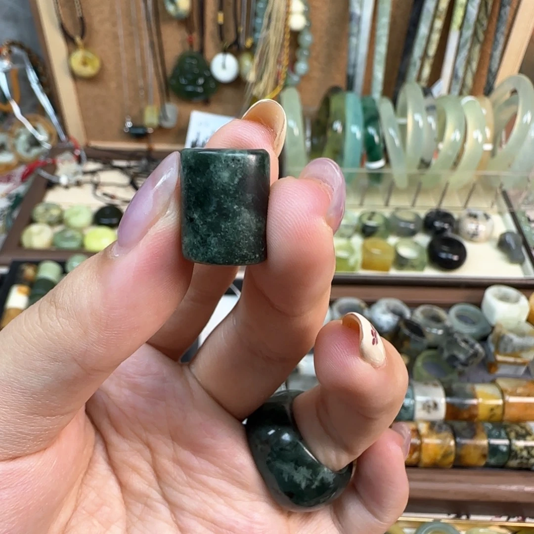 墨***o未镶嵌岫玉岫玉手链搭配不退换