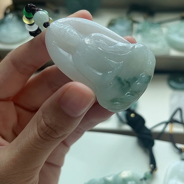 翡翠未镶嵌颈饰范**状翡翠