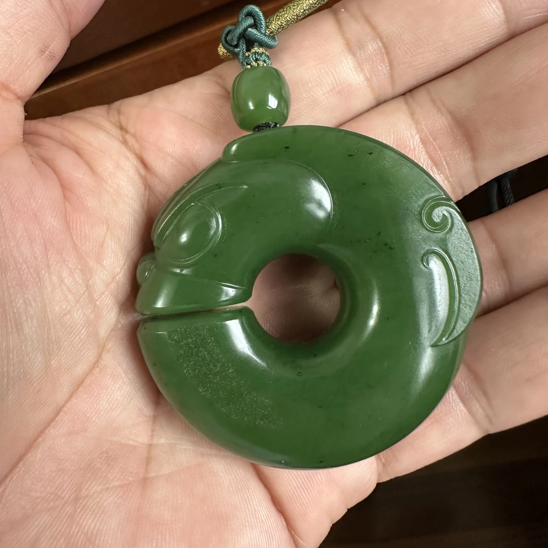 集色堂新疆和田玉籽料碧玉阳绿手工雕刻挂件玉猪龙85g