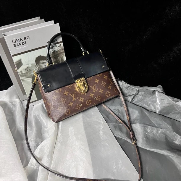 95新 LouisVuitton/路易威登 Lv老花锁头斜挎包