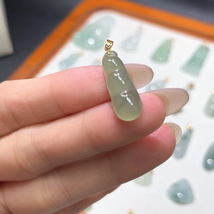 颈饰18K金镶嵌翡翠