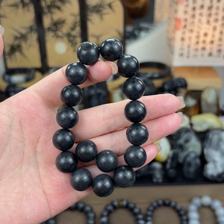 。***…和田玉未镶嵌手链