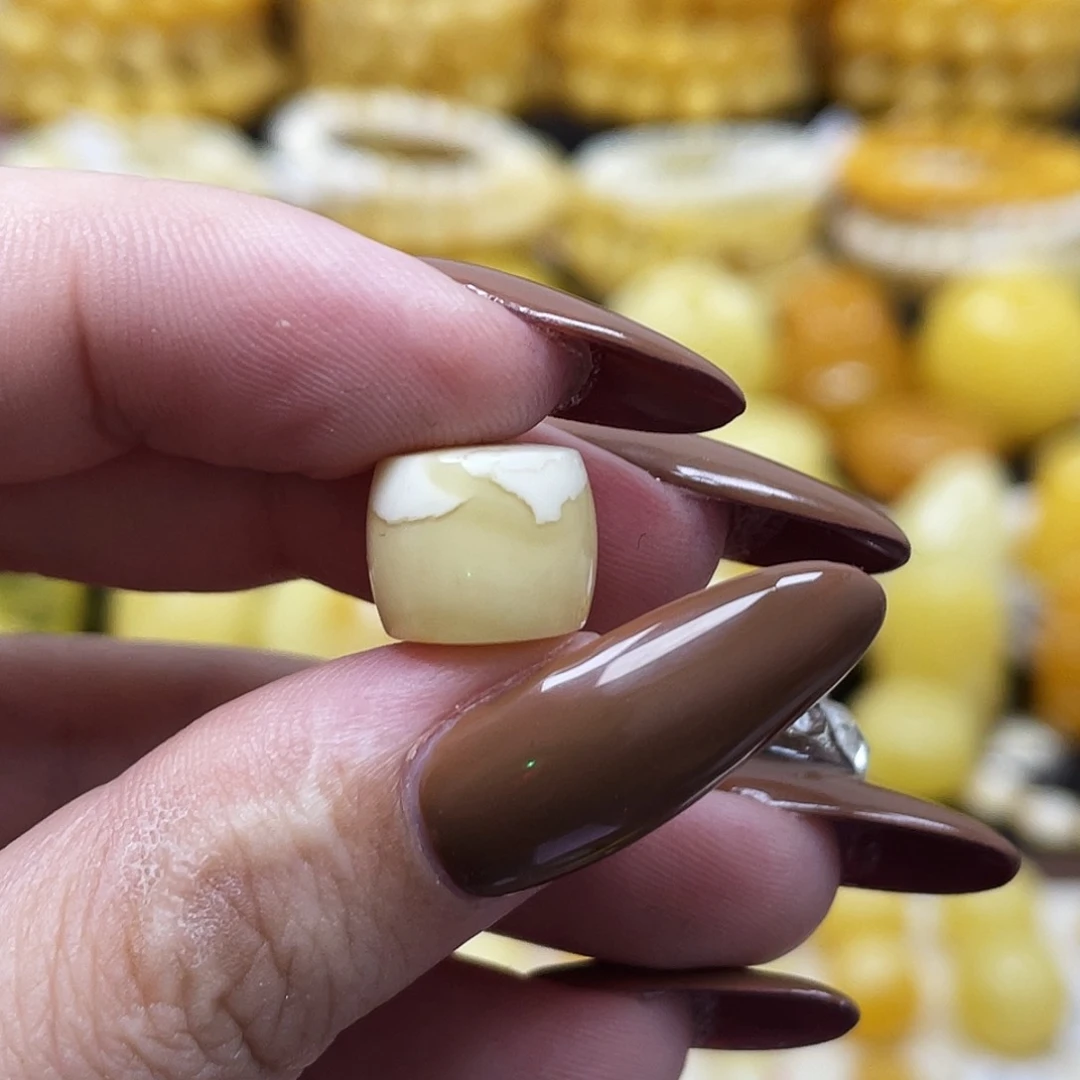 琥珀未镶嵌珠宝奇石11.1*9.4mm直切瑕福利