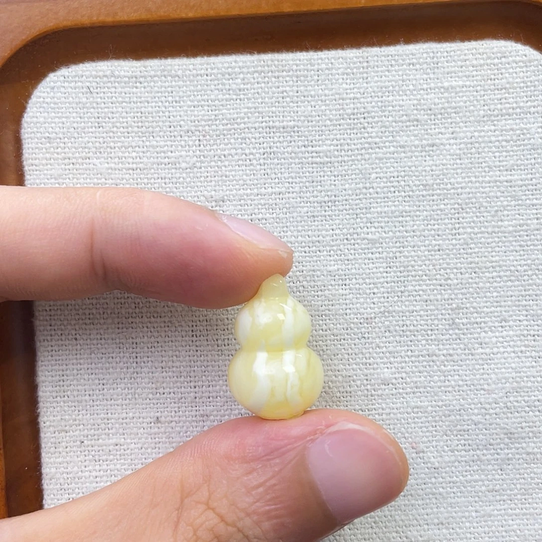 伊****琥珀未镶嵌裸石白妖葫芦