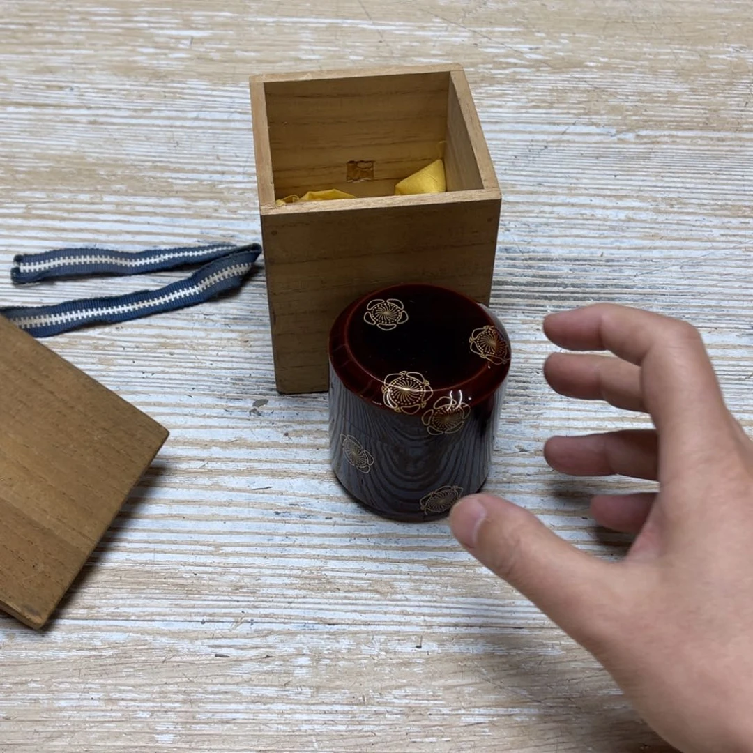 瓷片和****古密密麻麻地排列着