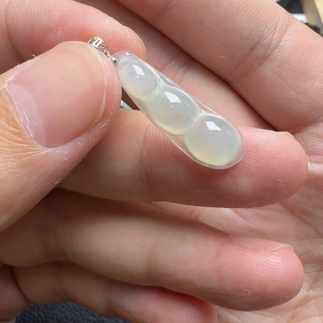 翡翠18K金镶嵌颈饰小冰豆