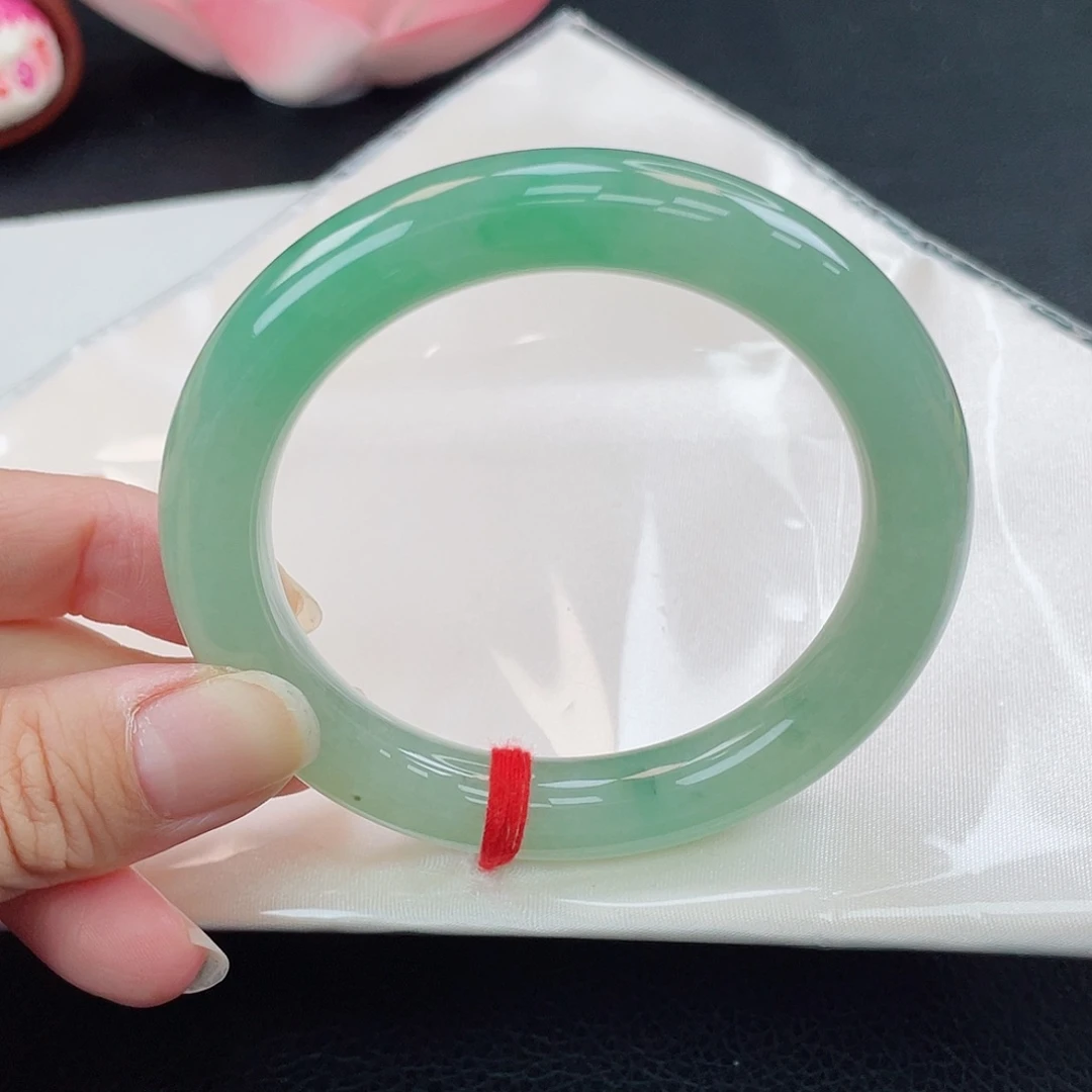 翡翠未镶嵌手镯辣绿色