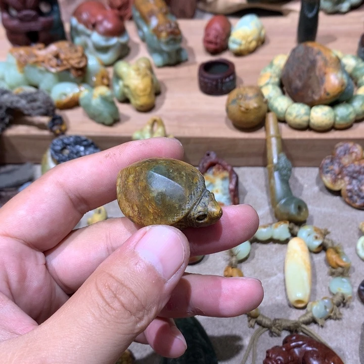 未镶嵌岫岩河磨玉（透闪石质玉）挂件