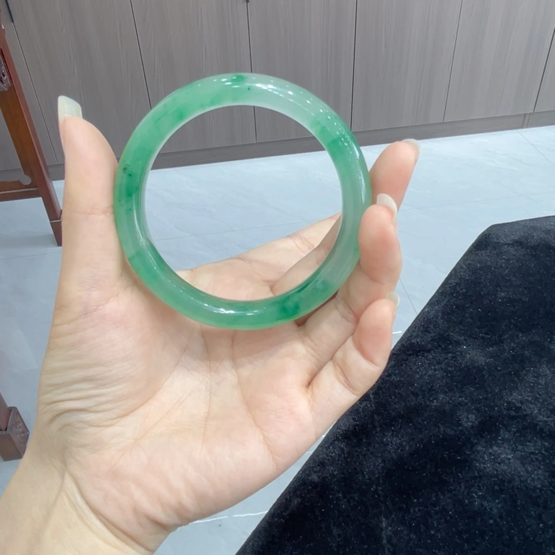 石英质玉（非洲翠）手镯未镶嵌蝴*